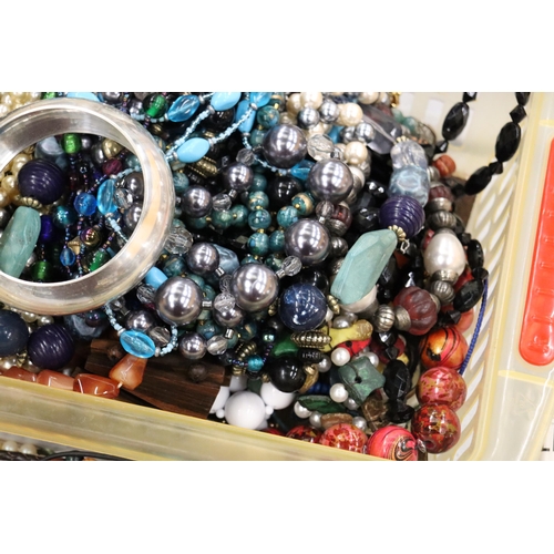 919 - A QUANTITY OF COSTUME JEWELLERY TO INCLUDE NECKLACES, EARRINGS, BANGLES, ETC