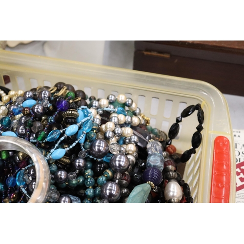 919 - A QUANTITY OF COSTUME JEWELLERY TO INCLUDE NECKLACES, EARRINGS, BANGLES, ETC