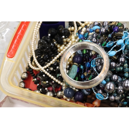 919 - A QUANTITY OF COSTUME JEWELLERY TO INCLUDE NECKLACES, EARRINGS, BANGLES, ETC