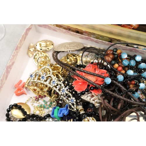 919 - A QUANTITY OF COSTUME JEWELLERY TO INCLUDE NECKLACES, EARRINGS, BANGLES, ETC