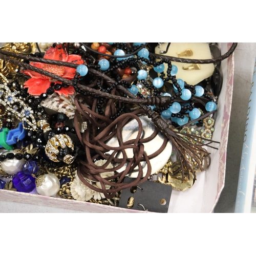 919 - A QUANTITY OF COSTUME JEWELLERY TO INCLUDE NECKLACES, EARRINGS, BANGLES, ETC