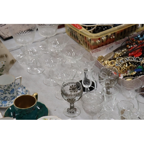 922 - A QUANTITY OF GLASSES TO INCLUDE SHERRY, SHOT GLASSES, ETC