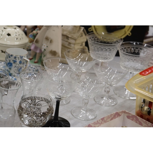 922 - A QUANTITY OF GLASSES TO INCLUDE SHERRY, SHOT GLASSES, ETC