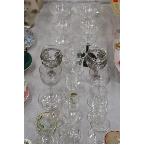 922 - A QUANTITY OF GLASSES TO INCLUDE SHERRY, SHOT GLASSES, ETC