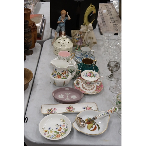 923 - A QUANTITY OF CHINA AND CERAMICS TO INCLUDE AYNSLEY, A CAPODIMONTE FIGURE, A LILAC WEDGWOOD JASPERWA... 