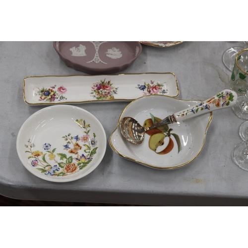 923 - A QUANTITY OF CHINA AND CERAMICS TO INCLUDE AYNSLEY, A CAPODIMONTE FIGURE, A LILAC WEDGWOOD JASPERWA... 