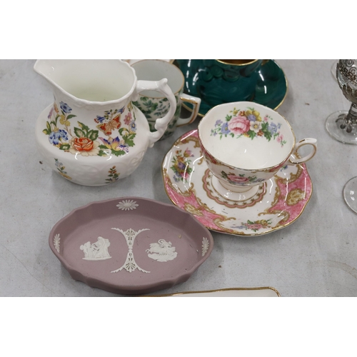 923 - A QUANTITY OF CHINA AND CERAMICS TO INCLUDE AYNSLEY, A CAPODIMONTE FIGURE, A LILAC WEDGWOOD JASPERWA... 