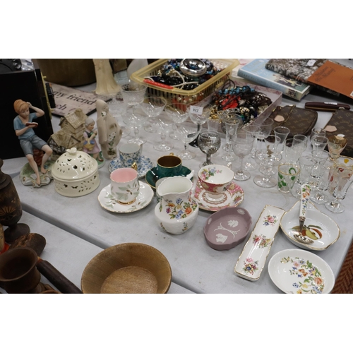 923 - A QUANTITY OF CHINA AND CERAMICS TO INCLUDE AYNSLEY, A CAPODIMONTE FIGURE, A LILAC WEDGWOOD JASPERWA... 