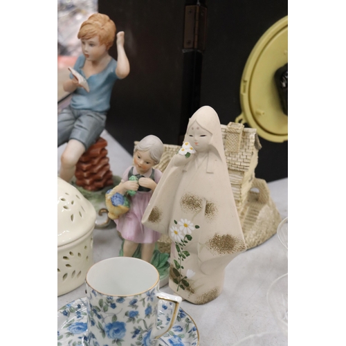 923 - A QUANTITY OF CHINA AND CERAMICS TO INCLUDE AYNSLEY, A CAPODIMONTE FIGURE, A LILAC WEDGWOOD JASPERWA... 