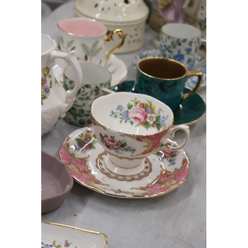 923 - A QUANTITY OF CHINA AND CERAMICS TO INCLUDE AYNSLEY, A CAPODIMONTE FIGURE, A LILAC WEDGWOOD JASPERWA... 