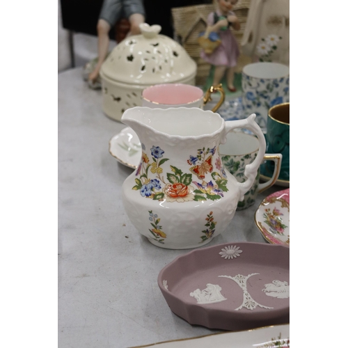 923 - A QUANTITY OF CHINA AND CERAMICS TO INCLUDE AYNSLEY, A CAPODIMONTE FIGURE, A LILAC WEDGWOOD JASPERWA... 