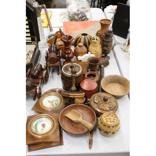 925 - A LARGE QUANTITY OF TREEN ITEMS TO INCLUUDE BOWLS, TRINKET BOXES, FRAMED HANDPAINTED TILES, RUSSIAN ... 