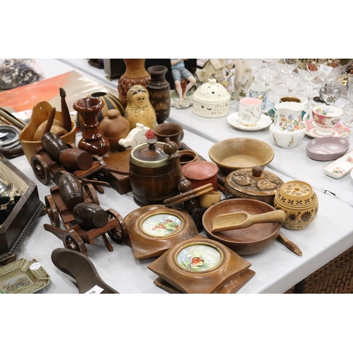 925 - A LARGE QUANTITY OF TREEN ITEMS TO INCLUUDE BOWLS, TRINKET BOXES, FRAMED HANDPAINTED TILES, RUSSIAN ... 