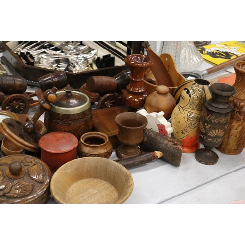 925 - A LARGE QUANTITY OF TREEN ITEMS TO INCLUUDE BOWLS, TRINKET BOXES, FRAMED HANDPAINTED TILES, RUSSIAN ... 