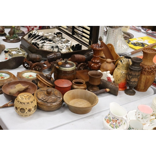 925 - A LARGE QUANTITY OF TREEN ITEMS TO INCLUUDE BOWLS, TRINKET BOXES, FRAMED HANDPAINTED TILES, RUSSIAN ... 