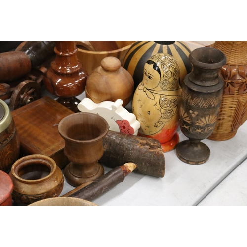 925 - A LARGE QUANTITY OF TREEN ITEMS TO INCLUUDE BOWLS, TRINKET BOXES, FRAMED HANDPAINTED TILES, RUSSIAN ... 