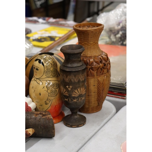 925 - A LARGE QUANTITY OF TREEN ITEMS TO INCLUUDE BOWLS, TRINKET BOXES, FRAMED HANDPAINTED TILES, RUSSIAN ... 