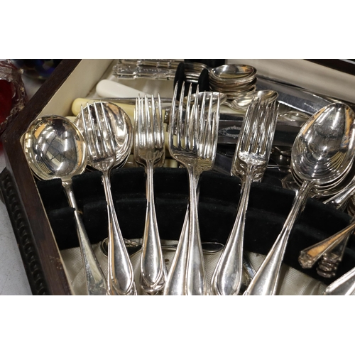 926 - A VINTAGE CANTEEN OF CUTLERY IN AN OAK BOX