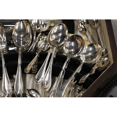 926 - A VINTAGE CANTEEN OF CUTLERY IN AN OAK BOX