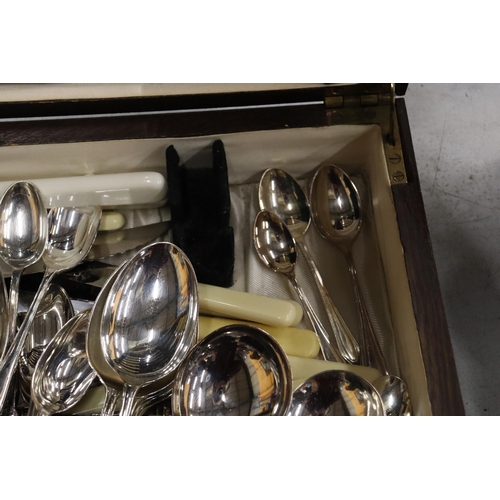 926 - A VINTAGE CANTEEN OF CUTLERY IN AN OAK BOX