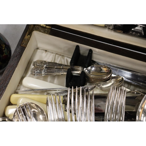 926 - A VINTAGE CANTEEN OF CUTLERY IN AN OAK BOX