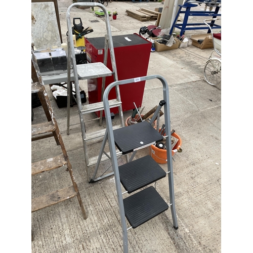 1711 - A THREE RUNG ALUMINIUM STEP LADDER AND A FURTHER THREE RUNG STEP LADDER