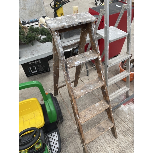 1712 - A VINTAGE FOUR RUNG WOODEN STEP LADDER