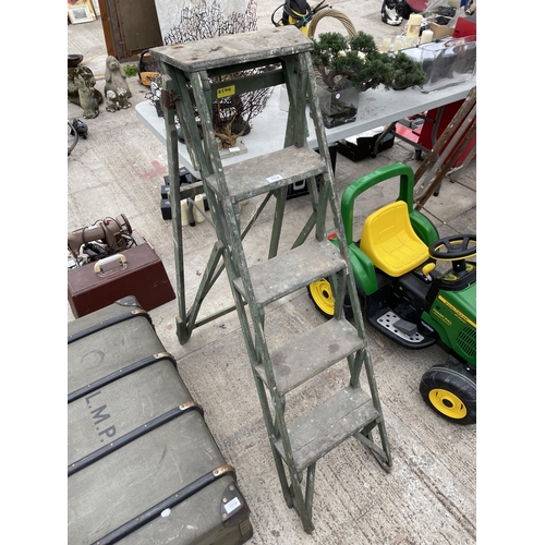 1714 - A VINTAGE FOUR RUNG WOODEN STEP LADDER