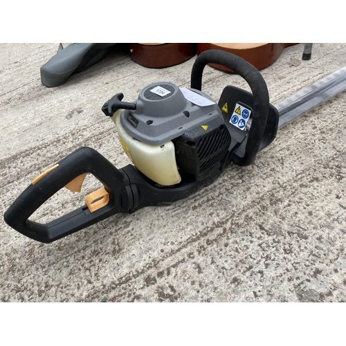 1724 - A TITAN PETROL HEDGE TRIMMER