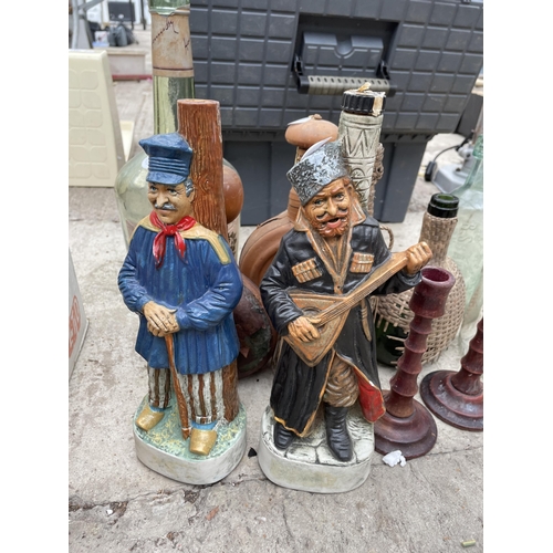 1736 - AN ASSORTMENT OF VINTAGE GLASS AND NOVELTY CERAMIC BOTTLES