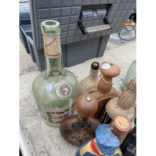 1736 - AN ASSORTMENT OF VINTAGE GLASS AND NOVELTY CERAMIC BOTTLES