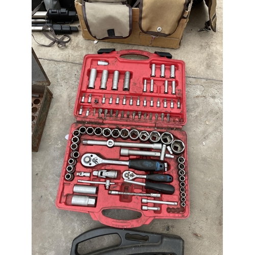 1786 - AN ASSORTMENT OF TOOLS TO INCLUDE A SOCKET SET AND A SCREW DRIVER SET