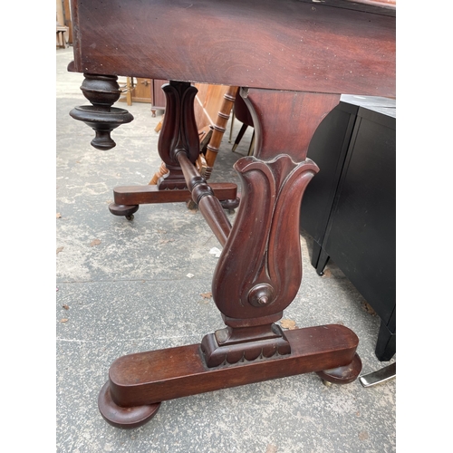 2902 - A VICTORIAN MAHOGANY SIDE TABLE WITH SHPAED END SUPPORTS AND TURNED STRETCHER 41