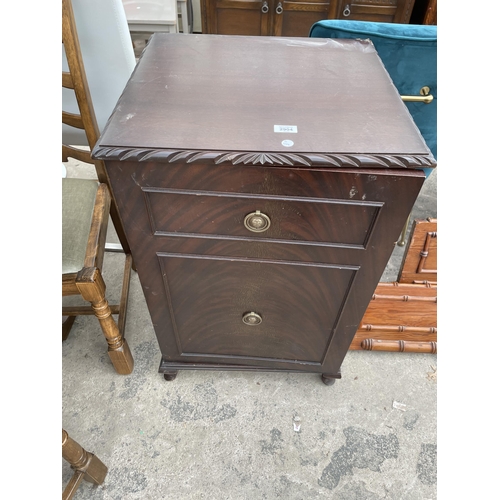 2904 - A MAHOGANY CUPBOARD WITH ROPE EDGE