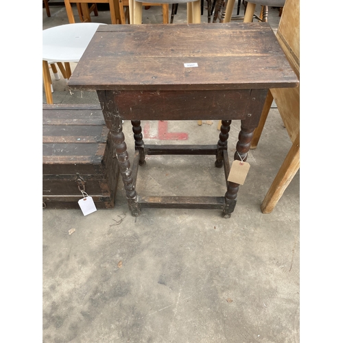 2907 - AN 18TH CENTURY OAK OCCASIONAL TABLE ON BOBBIN TURNED LEGS