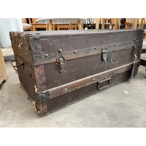 2908 - A VICTORIAN CONMPRESSED FIBRE TRAVELLING TRUNK WITH WOODEN SLATS AND METAL FITTINGS