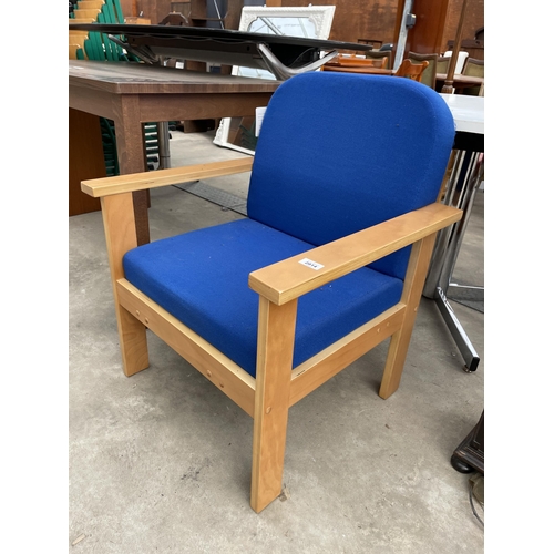 2914 - A MODERN OFFICE EASY CHAIR IN ROYAL BLUE