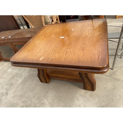 2922 - A SQUARE OAK COFFEE TABLE