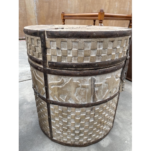 2941 - AN INDIAN HARDWOOD GRAIN/RICE DRUM CONTAINER WITH HINGED LID AND METALWARE FITTINGS DIAMETER 18