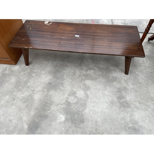 2946 - A RETRO COFFEE TABLE ON KICK OUT LEGS