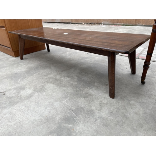 2946 - A RETRO COFFEE TABLE ON KICK OUT LEGS