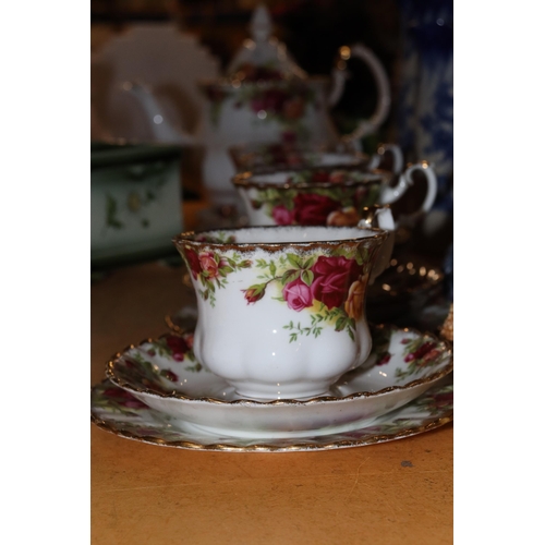 1000 - A ROYAL ALBERT 'COUNTRY ROSES PART TEASET TO INCLUDE A TEAPOT, CUPS, SAUCERS AND SIDE PLATES