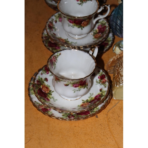 1000 - A ROYAL ALBERT 'COUNTRY ROSES PART TEASET TO INCLUDE A TEAPOT, CUPS, SAUCERS AND SIDE PLATES