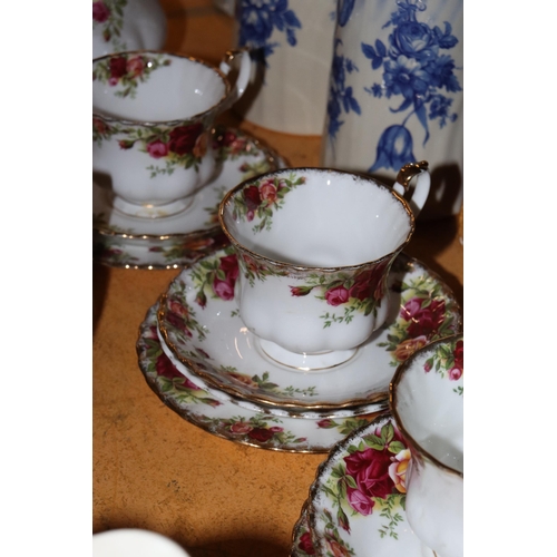 1000 - A ROYAL ALBERT 'COUNTRY ROSES PART TEASET TO INCLUDE A TEAPOT, CUPS, SAUCERS AND SIDE PLATES