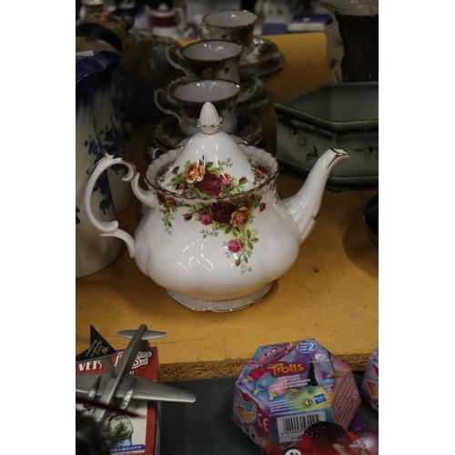 1000 - A ROYAL ALBERT 'COUNTRY ROSES PART TEASET TO INCLUDE A TEAPOT, CUPS, SAUCERS AND SIDE PLATES