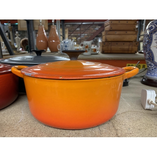 1181 - FIVE PIECES OF LE CREUSET COOK WARE TO INCLUDE THREE LIDDED CASSEROLE DISHES IN GRADUATING SIZES AND... 