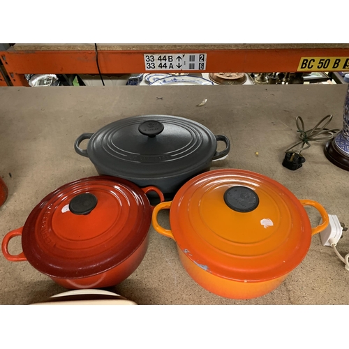 1181 - FIVE PIECES OF LE CREUSET COOK WARE TO INCLUDE THREE LIDDED CASSEROLE DISHES IN GRADUATING SIZES AND... 