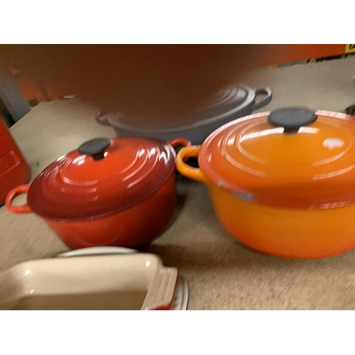 1181 - FIVE PIECES OF LE CREUSET COOK WARE TO INCLUDE THREE LIDDED CASSEROLE DISHES IN GRADUATING SIZES AND... 