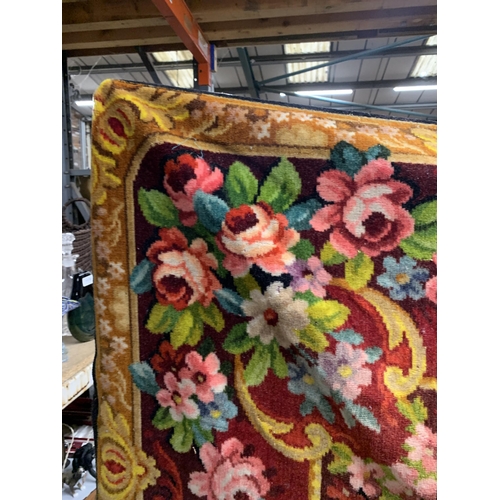 1183 - A VINTAGE WOOL WALL HANGING WITH A FLORAL PATTERN