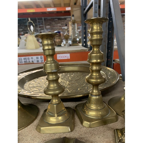 1184 - A LARGE VINTAGE BRASS WALL CHARGER, DIAMETER 45CM, SIX CANDLESTICKS AND TWO ASHTAYS